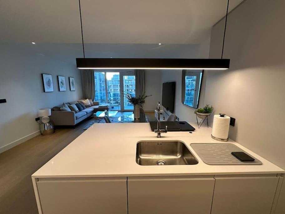 Luxury 1 Bedroom In White 1 Minute From Westfield *