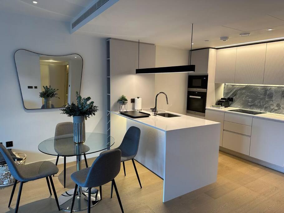 Appartamento Luxury 1 Bedroom In White 1 Minute From Westfield Londra