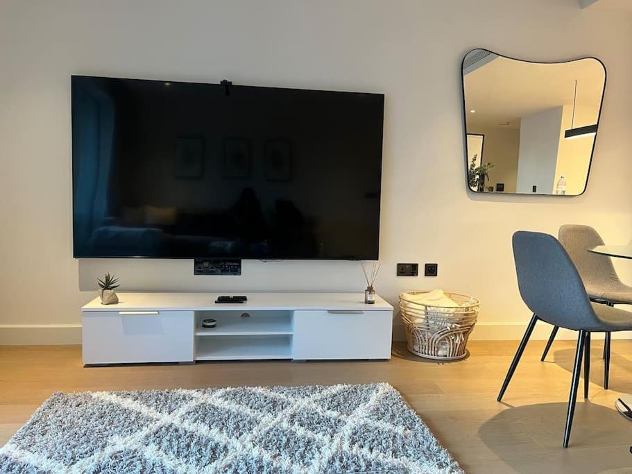 Luxury 1 Bedroom In White 1 Minute From Westfield * Londra