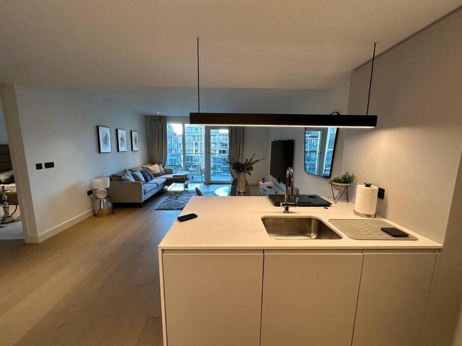 Luxury 1 Bedroom In White 1 Minute From Westfield